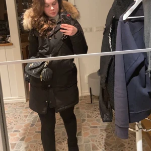 Vinterjacka Hollies  - Jag säljer min holllies jacka då den inte används! Jätte fin, stor päls och fräsch. Rökfri jacka! 