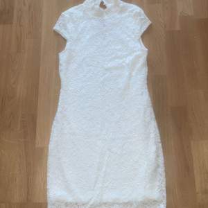 Vit spetsig klänning i storlek M använd 1 gång 50kr+ frakt eller bud 