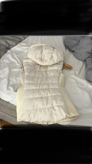 säljer eller byta?💓 - hej vill byta till en Zara väst black xs helst samma model mot en vit xs går att köpa för 350kr annars