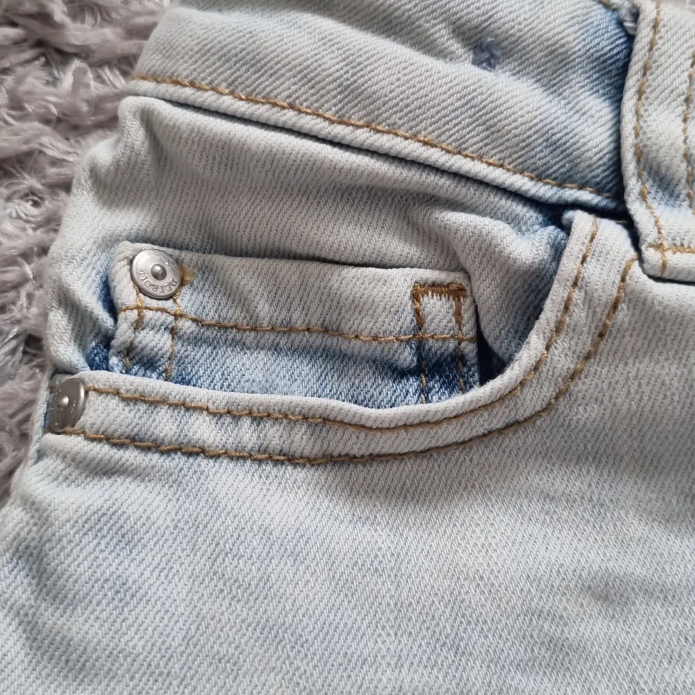 Ett par jeansshorts, det står inte vart dem är ifrån eller vilken storlek men skulle gissa på att dem är i storlek 146. . Shorts.