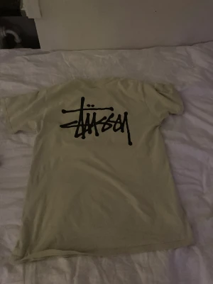 Vit/Gul stussy t-shirt  - Anledningen att jag säljer den så billigt är för att den har gulaktiga fläckar på framsidan (kolla sista bilden) och två små oljefläckar pga av olycka. Skriv innan du trycker på köp nu! 😁Ge gärna prisförslag! 