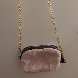 Handväska  - Handväska för bra pris, den är använd men fortfarande jätefin, liten och fin. 