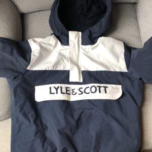 Denna lyle and scott vindjackan är i bra skick och bara använd fåtal gånger, allt fungerar som det ska och den har en ficka som är stor och inga små fickor. Ordinarie priset på denna jackan är 1300. Den har även en liten kepsformad bit på toppen av luvan.