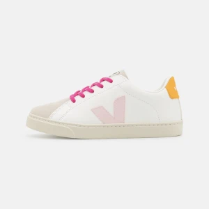 Veja skor  - Säljer mina sparsamt använda veja skor! Köptes för ungefär ett halvår sedan för ca 1100 kr!🫶 