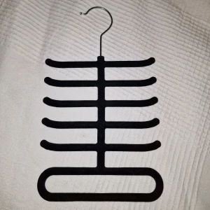 Väsk hängare - Super fin galge att hänga t.ex väskor, scarfs, skärp etc i sammet.