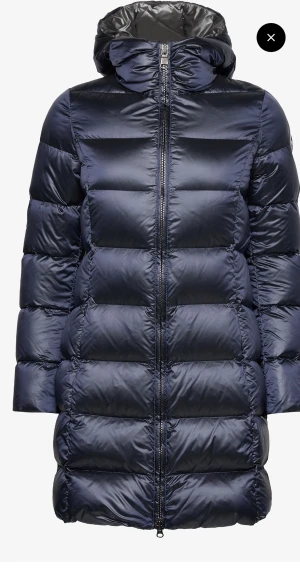 Colmar jackor  - Jag köpte den föra året ,Det är väldigt rent, men det är för stort för mig eftersom jag gick ner i vikt, det är därför jag vill sälja det. Dess färg är blå navy blue. Jag köpte i Boozt. 