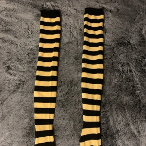 Randiga knästrumpor - Randiga knästrumpor. Stretchigt material och väldigt sköna 