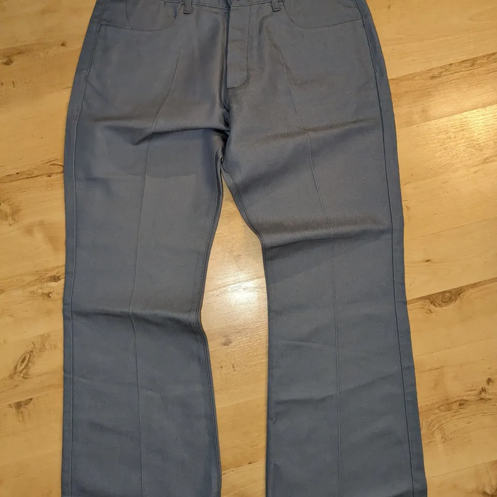 Gråa baggyjeans med pressveck från Jack n Jones Märkta med XL/30 . Jeans & Byxor.