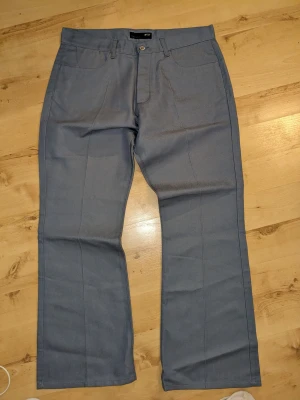 Gråa baggyjeans  - Gråa baggyjeans med pressveck från Jack n Jones Märkta med XL/30 