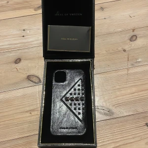 Ideal of Sweden mobilskal - Ett svart mobilskal i storlek iPhone 11. Aldrig använt pågrund av felköp i storlek! Helt nytt och i jättebra skick.