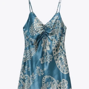 Zara klänning - Paisleymönstrad klänning från Zara i viskos. Storlek L men den är rätt kort dock kan axelbanden kan justeras. Säljer för 150 kr 💙