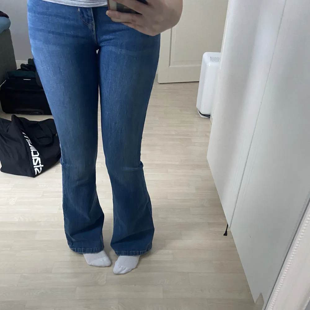 Bootcut jeans från zara💕 köpta förra sommaren men använda max 2 gånger. Lapparna är tyvärr bortklippta men har för mig att jag köpte dom i strlk 32 men matrialet är väldigt strechigt så även jag som har 36 får på mig dom. Passar perfekt på mig som är 168💕. Jeans & Byxor.