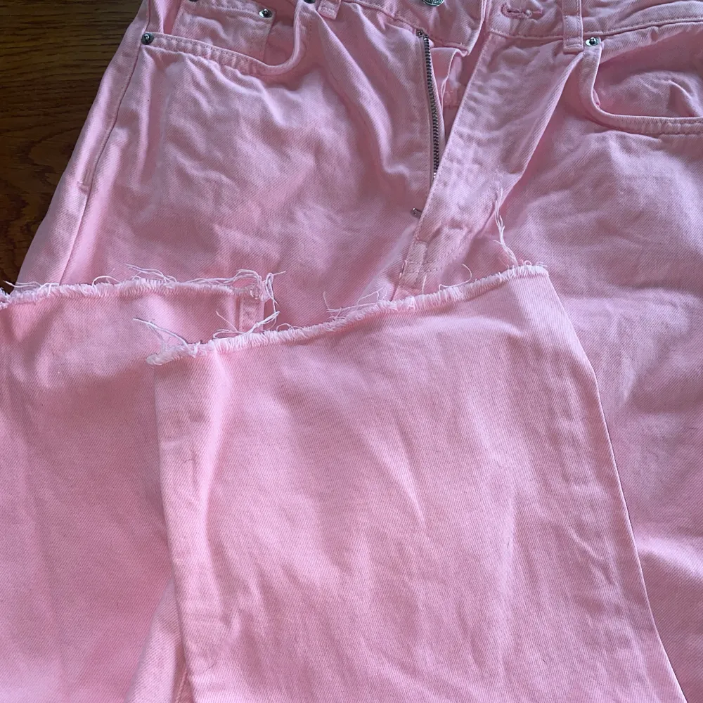 Rosa jeans från ginatricot storlek 34, klippt av typ 8 cm på längden, är långa för mig som är 156 cm. Säljer då dem inte kommer till användning då modellen inte passar min kropp, använda 1 gång!. Jeans & Byxor.