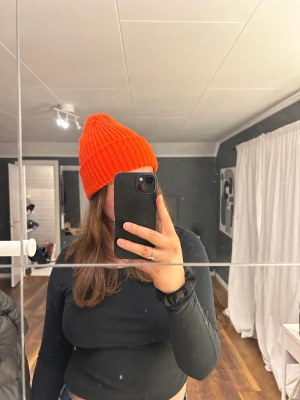 Mössa - Orange mössa i skönt material, one size. 