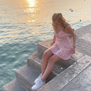 Klänning - Jättefin rosa/grön klänning, passar såå bra  till sommaren! Använt endast en gång så ser precis ut som ny! 