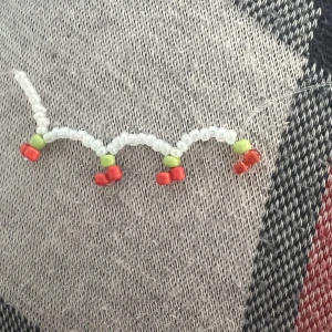 Körsbär armband - Säljer handgjorda armband av pärlor! Detta är med körsbär på 🍒 men i profilen finns även med blommor 🌸 självklart kan man ge egna förslag på färg och stil☺️🤍 🍒 Armbanden kostar 50 kronor styck🧚🏼 