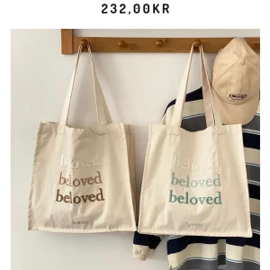 Beloved Tote bag (brun) - Brun tote väska i färgen brown med trycket BELOVED på. Helt nytt och oanvänt. Perfekt för skolan eller vanlig använding. Cute och vintage. Pris 232kr, 