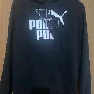 Hoodie - Svart Puma hoodie som varma upp dig, perfekt för att ha hemma eller ute. Storlek M