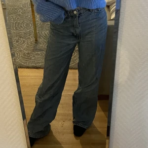 Baggy jeans - Köpta på monki. Bra skick men lite slitna längst ner. Jag är 158 cm och de är ganska stora på mig. Skriv för fler bilder/info!