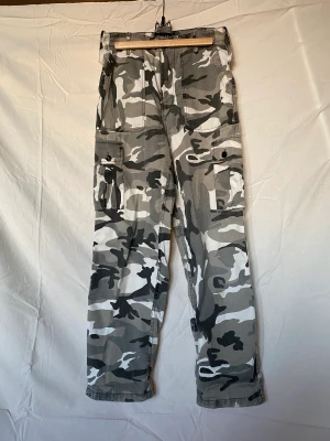 camoflage kombat byxor - coola cargo byxor med camoflage motiv från kombat UK, rätt så väl använda men i jättebra skick!