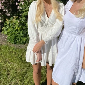 Vit klänning ifrån Zara - Säljer min snygga klänning ifrån Zara💛den är slutsåld där. Storlek Xs💛 Använd endast en gång och är i bra skick💛perfekt till sommaren,studenten eller midsommar💛 