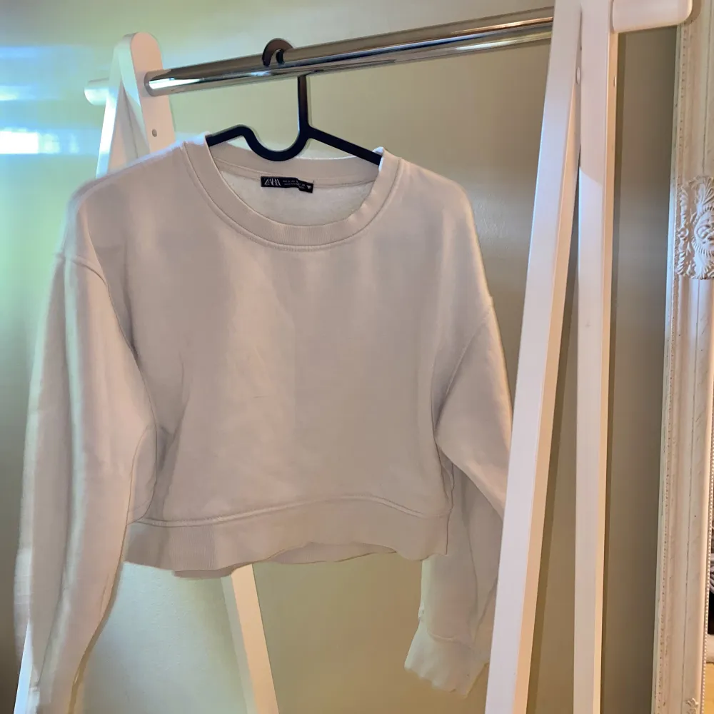 Beige tröja från zara som är väldigt go, lite kortare modell. Toppar.