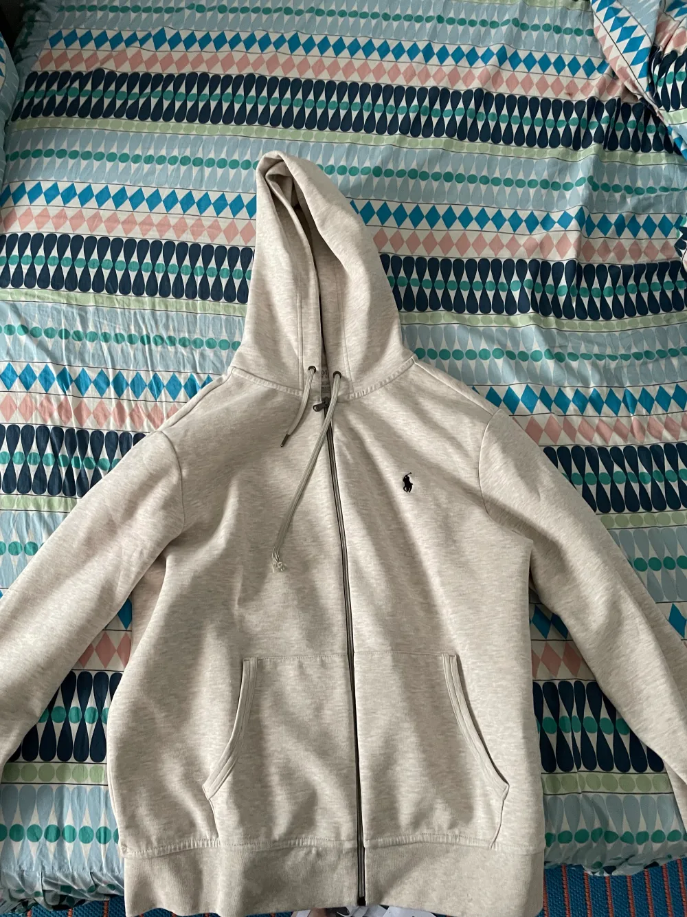 Använd i bara 3 månader inga skador äkta från Åhléns . Hoodies.