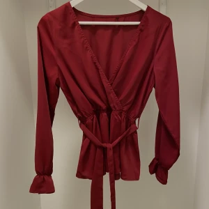 Röd blus - Röd blus med band i storlek xs/s