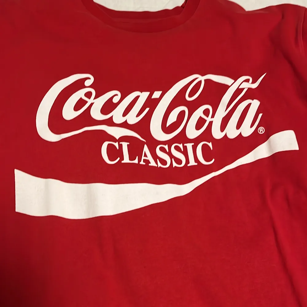 Röda t-shirt från Pull & bear med stort coca cola tryck . T-shirts.
