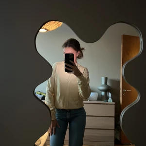 Ljusgul tjocktröja  - Superskön ljusgul tjocktröja från Nakd. Storlek S. 