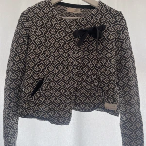 Oddmolly kofta - Kofta, använd fåtal gånger, odmolly, bra skick, nypris ca 1500kr