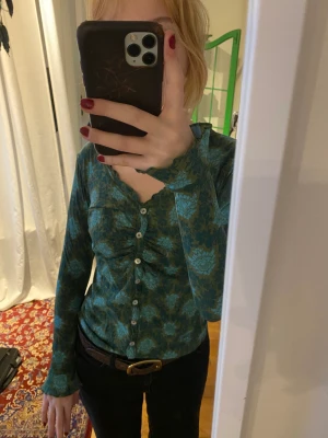 Tröja - Jättefin tröja köpt secondhand. Bra skick och stretchigt tyg. 