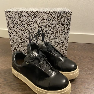 Eytys - Säljer nu mina as coola svarta skinn eytys. Dom är sparsamt använda och i fint skick! Sulan är smutsig men det kan tvättas bort. Nypris: 1999kr Priset kan diskuteras! 