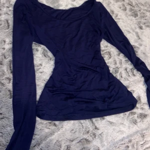 Långärmad tröja yk2 - Jätte snygg basic långärmad tröja som passar perfekt med tex lågmidjade jeans. 😍 Storlek S men passar XS-M pga att de är strechig. Har flera likande och massa annat på min sida så in och kika ❤️