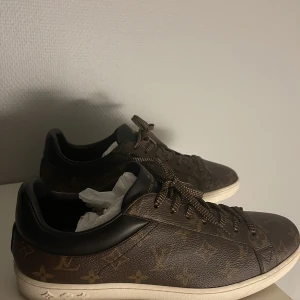 Louis Vuitton Luxembourg sneakers - Använda 2-3ggr Köptes 2020; nypris 7000kr Brukar ha storlek 10 men dem är stora i storleken så fick gå ner till 9 dvs 43. Skick: 4/5 Dustbags, extra skosnören och tags medföljer