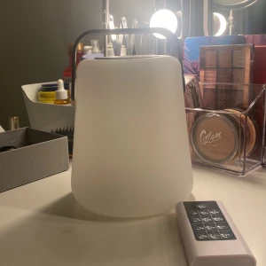 En lysande högtalare  - Här säljer jag en lysande högtalare. Man kan koppla in sin mobil så man kan sätta på musik. Du kan också höja sätta på timer pausa och massor av mer coola saker + laddare💋😍