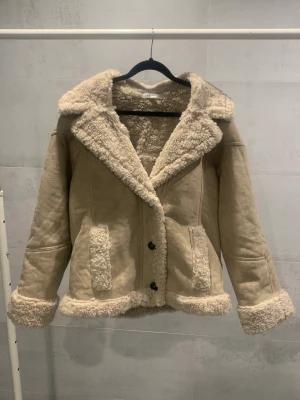 Fårskinnsimitations Jacka - Säljer min fina jacka från Topshop köpt på ASOS för 1069kr  i strl 34, jackan är i nyskick och endast använd en gång!