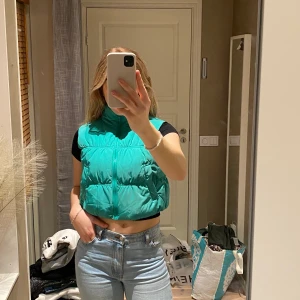 Grön väst från H&M, storlek XS - En oanvänd grön väst från H&M. Är i storlek XS och känns som XS. 