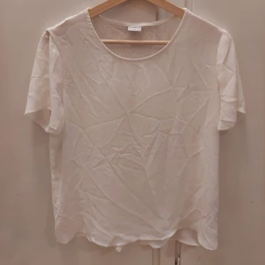 Vit blus - Jätte snygg vit blus med seethrough på tyggen. Är i bra skick. 60kr+frakt