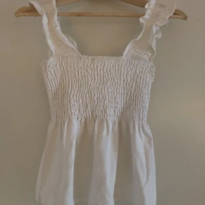 Linne - Ett jättefint linne i ett väldigt bra skick❤️‍🔥 betalning sker vi Swish och frakt ingår 