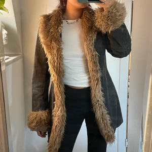 Penny lane jeans jacka - INTRESSEKOLL på denna skönhet!  Jeanskappa med fake furtrim i tidigt 2000-tals stil! Kom med pris förslag! Säljer endast vid intressant prisförslag (bud just nu: 750kr + frakt)