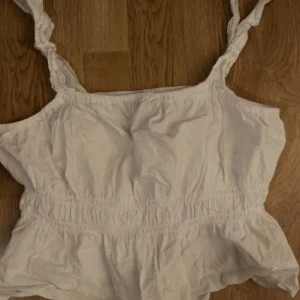 Vit topp - Vit topp som aldrig har kommit till användning!! Ganska liten i storleken!