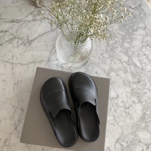 Clogs från Cos - Clogs från COS i äkta läder. Använda fåtal gånger så i bra skick med lite ”creasing”. Inköpta för över 1000, säljer för 350 🖤