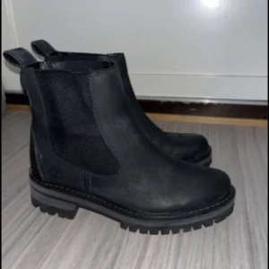 Timberland Chelsea boots Strl 37 - Superfina Chelsea boots ifrån Timberland , Strl 37, använda ett fåtal gånger. Nypris 1799kr på Timberlands hemsidan. Priset går att diskutera 