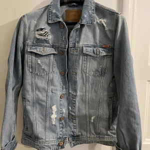 Jeansjacka - Storlek Large. Perfekt skick. Använd 1 gång. Ca 600kr ny 