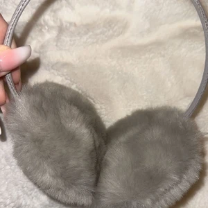 Gråa öronmuffar - Helt oanvända öronmuffar som är jättefina på!💕