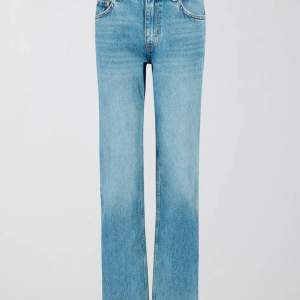 Snygga low waist jeans. Säljer då jag inte får användning av dem, fint skick. Passar bra i längden på mig (1,68)💓💓