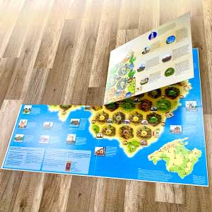 En dubbelsidig expansions-karta till brädspelet Catan i hård kartong. Kartan är sällsynt och ingår i serien ”Catan Geographies”. Det går att spela upp till 6 spelare. Den ena sidan har en karta över New York och den andra sidan av Mallorca.   ✓ Samfrakt