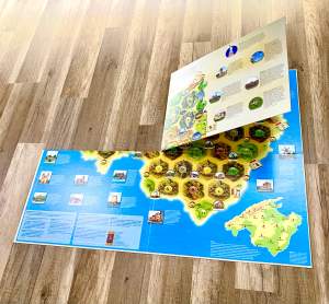 En dubbelsidig expansions-karta till brädspelet Catan i hård kartong. Kartan är sällsynt och ingår i serien ”Catan Geographies”. Det går att spela upp till 6 spelare. Den ena sidan har en karta över New York och den andra sidan av Mallorca.   ✓ Samfrakt