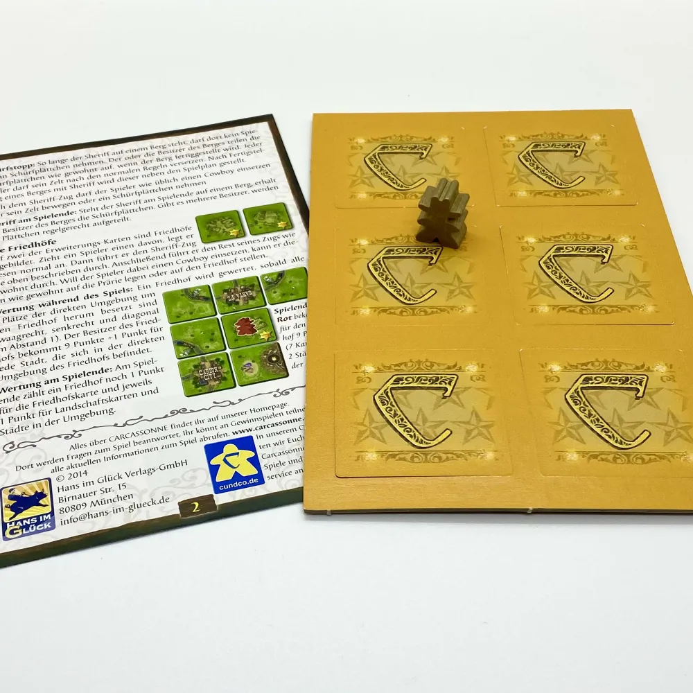 ”Carcassonne: Goldrausch – Der Sheriff” är en mini-expansion till spelet ”Carcassonne: Gold Rush”. Det består av 6 nya brickor och en guldfärgad Sheriff-Meeple. Utgåvan släpptes år 2014 och är sällsynt.   (Möjlighet till samfrakt finns). Övrigt.